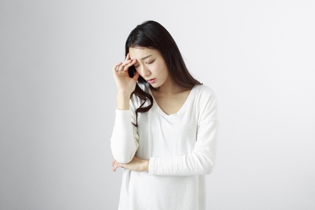 憂鬱な表情の女性の画像