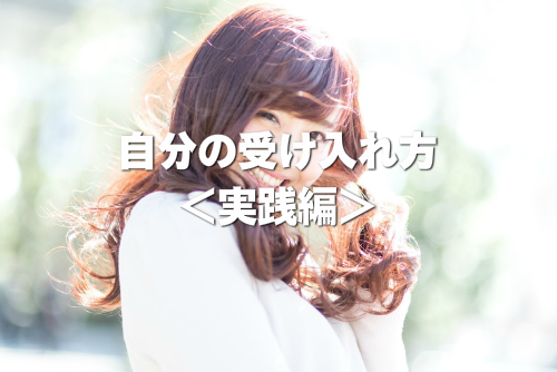 笑顔でこちらを振り向く女性の画像