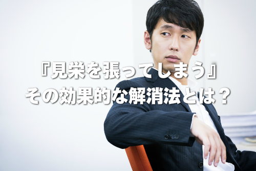 偉そうな態度で座っている男性の画像