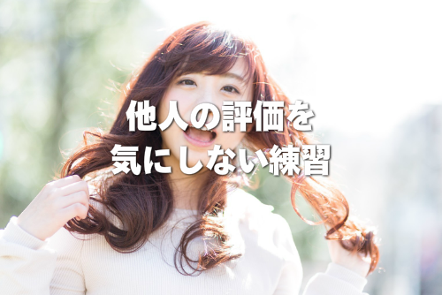 あっけらかんと笑う女性の画像