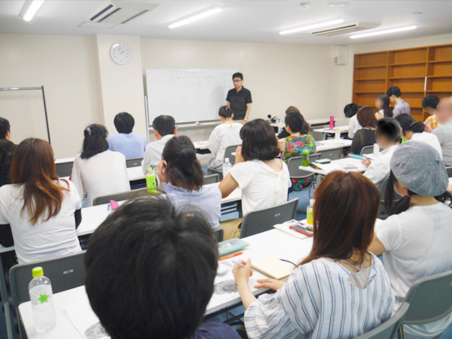 開演前の満員の客席の様子