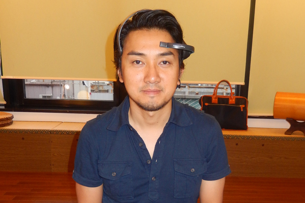 測定装置を装着した筆者