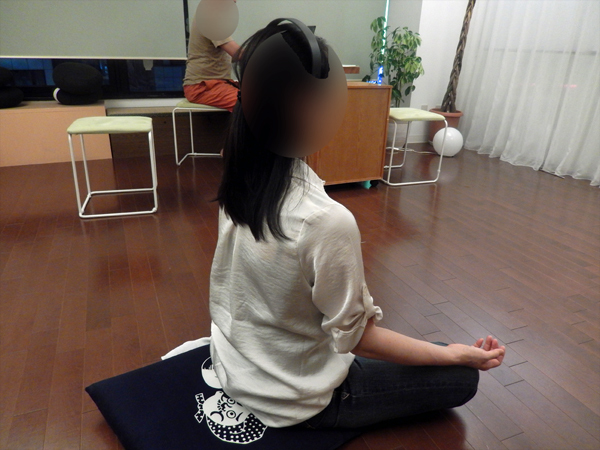 脳波測定中の女性