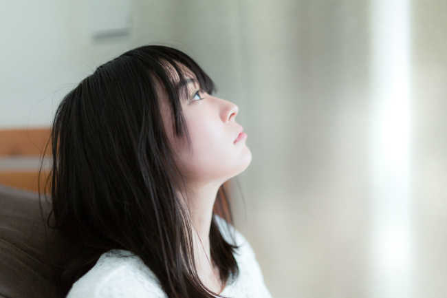 悩んでいる女性の画像