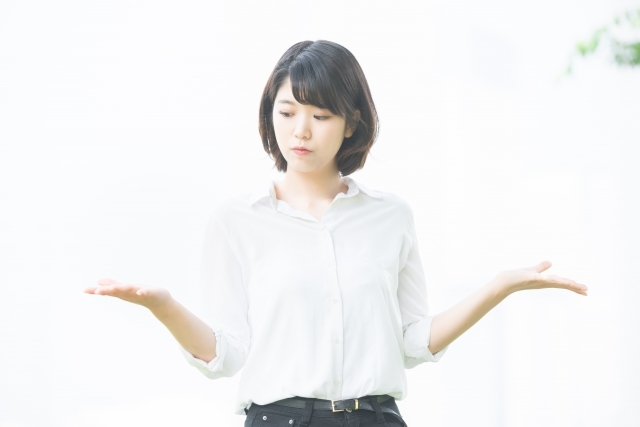 どちらにするか迷う女性の写真