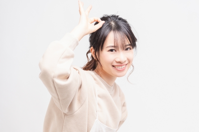 OKサインを出す女性の画像