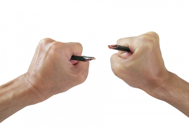 鉛筆を怒りで折る画像