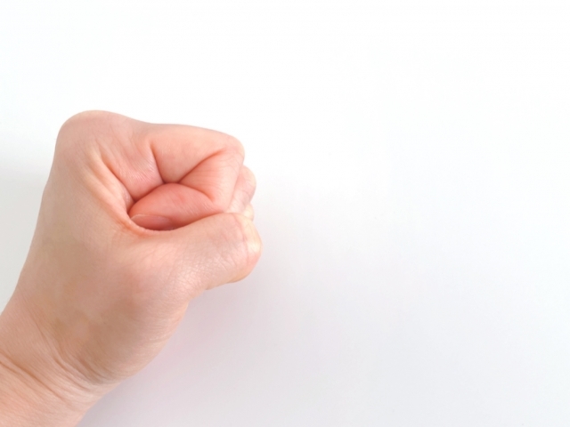 我慢している画像