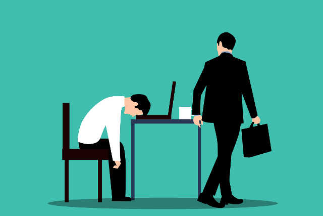 疲れ果てた男性