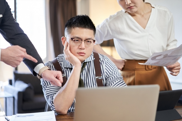 行き詰った男性の画像