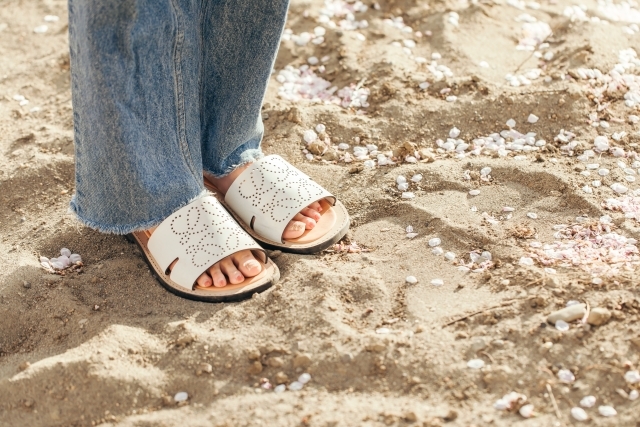 女性の足元の画像