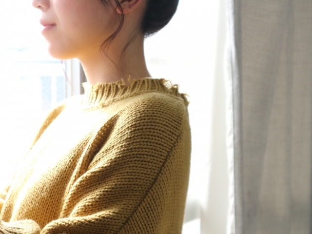 落ち着いた女性の画像