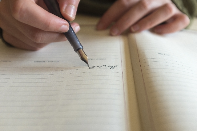 ノートに文章を書いている画像