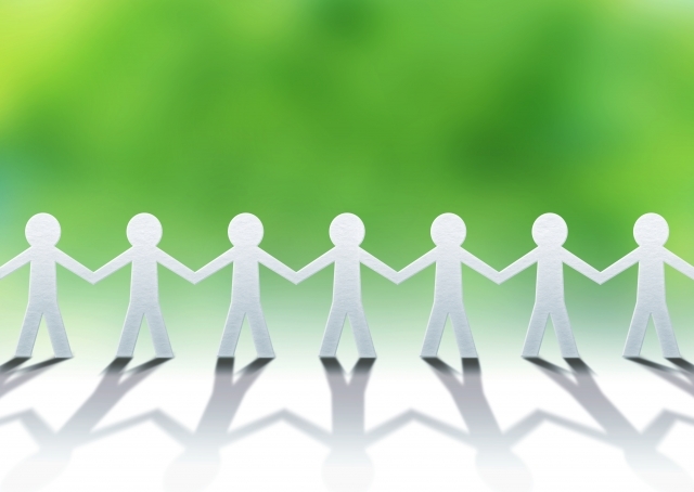 手をつないでいる仲間の画像