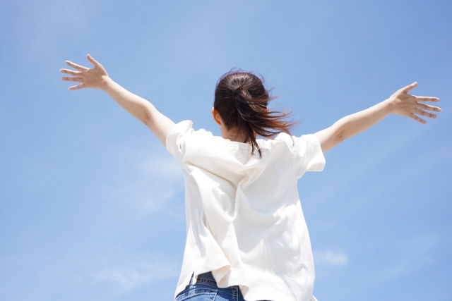 解放感を味わう女性の画像