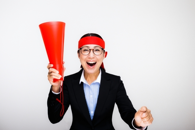 ハチマキをしてメガホンを持つ女性の画像