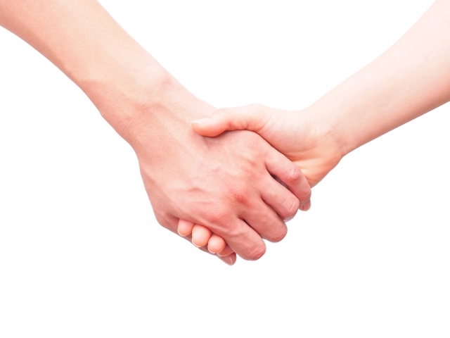 静かにガッチリ握手している画像