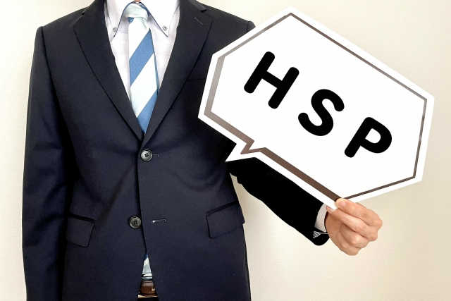 HSPの札をもった男性