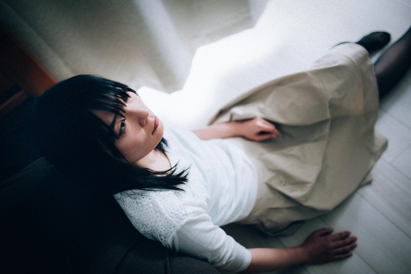 ぐったり宙を眺める女性