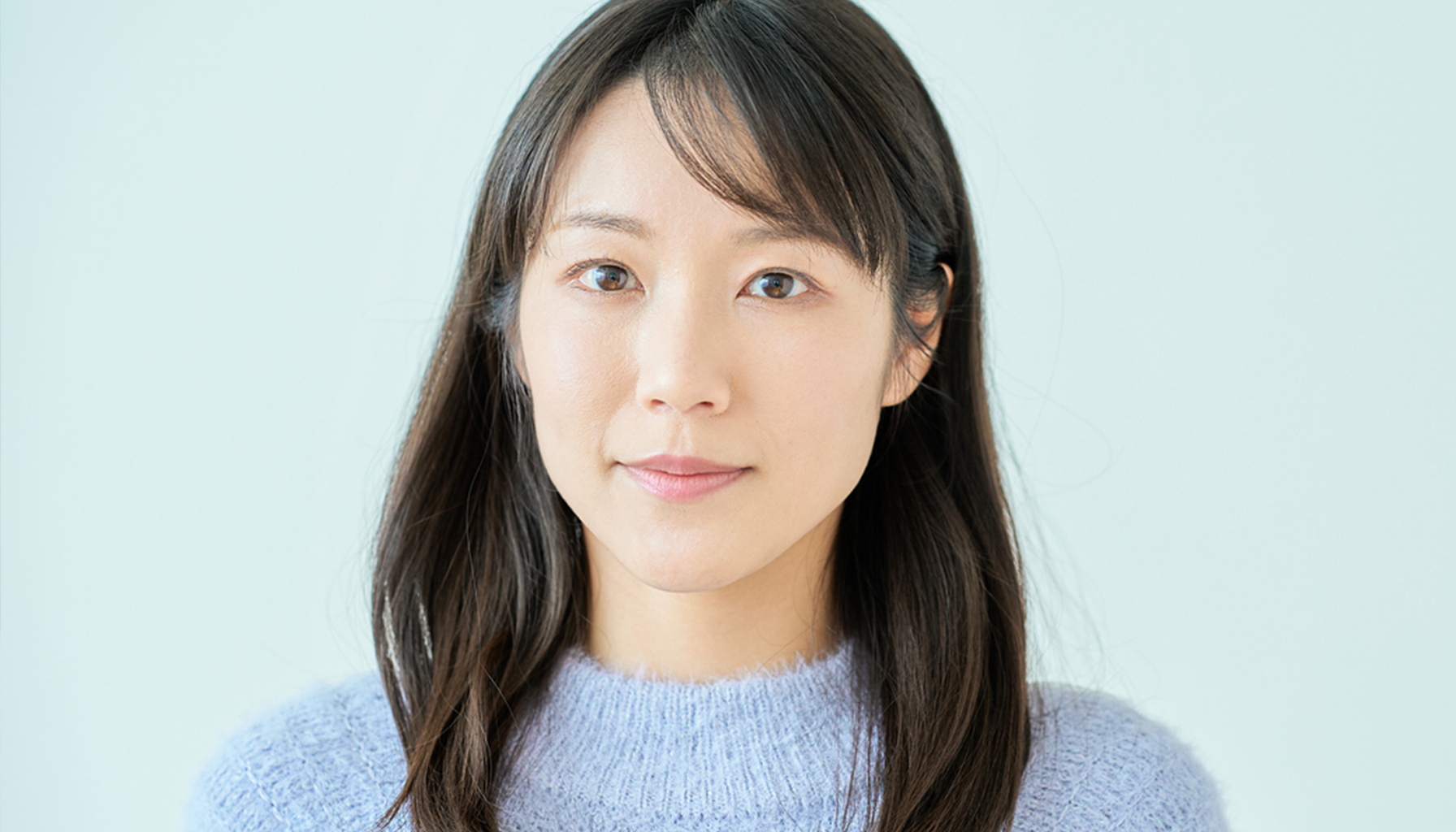 真剣なまなざしでこちらを見る女性