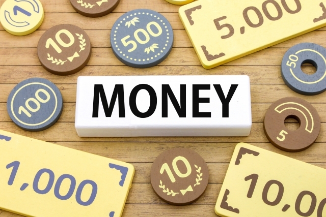 お金がたくさん散らばっている様子