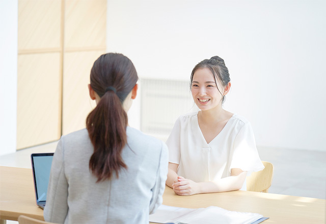 カウンセリングを受ける笑顔の女性