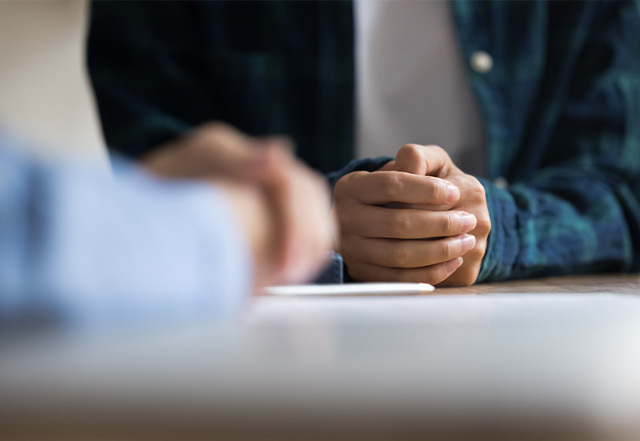 薄暗い部屋でカウンセリングを受けている男性